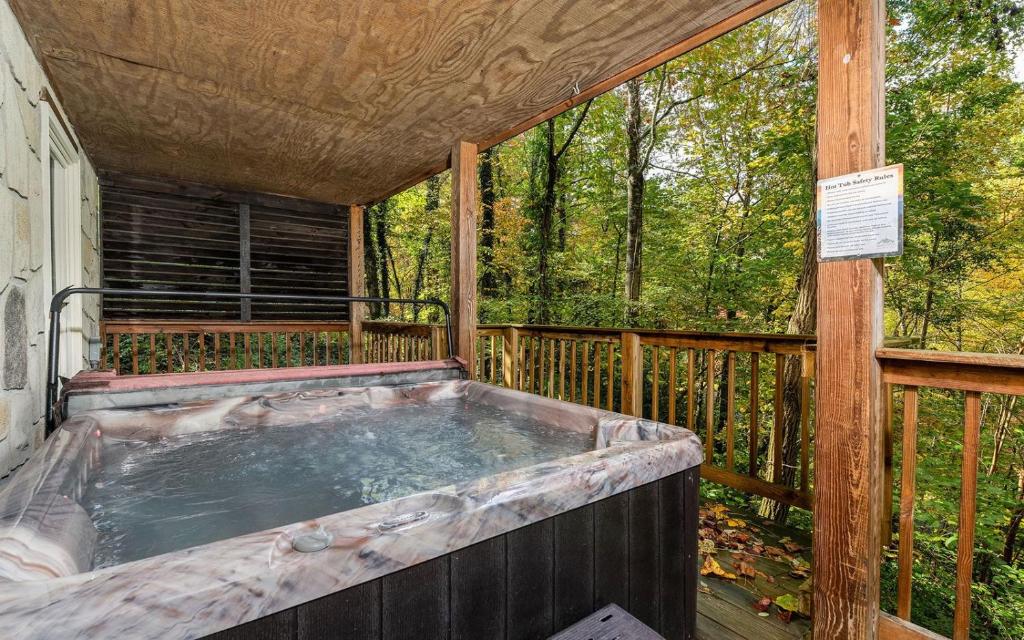 Φωτογραφία από το άλμπουμ του North Ridge Place - Fireplace, hot tub, and games! σε Gatlinburg