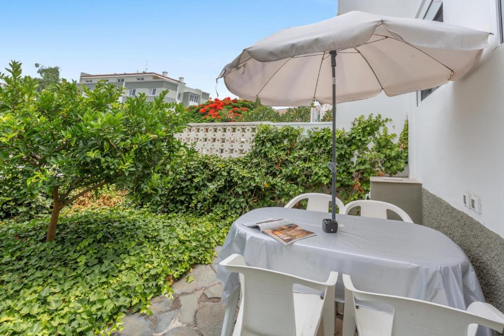 A garden outside Apartment Fantastico 2