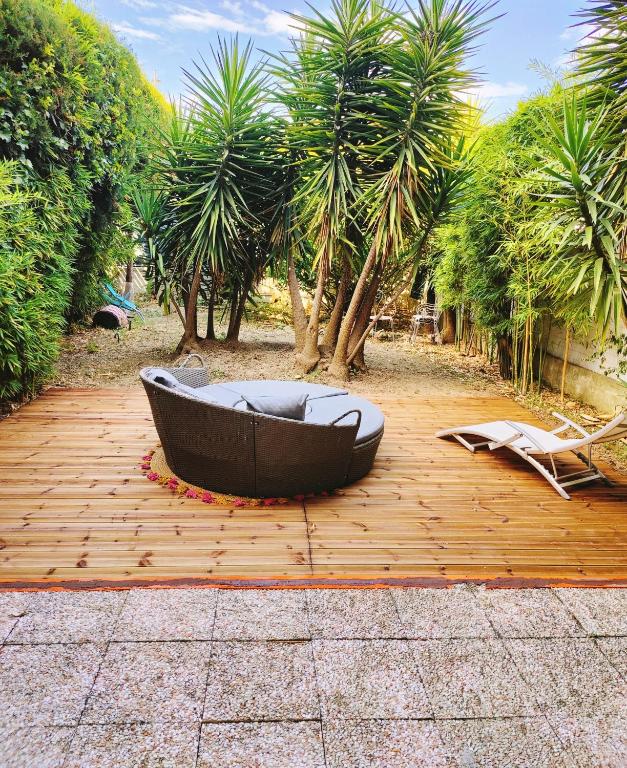 une baignoire installée au-dessus d'une terrasse en bois dans l'établissement Garden Flat in Cannes, à Cannes