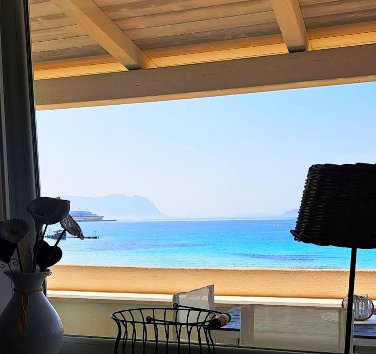 d'une grande fenêtre avec vue sur l'océan. dans l'établissement Cottage DeLuxe, à Golfo Aranci
