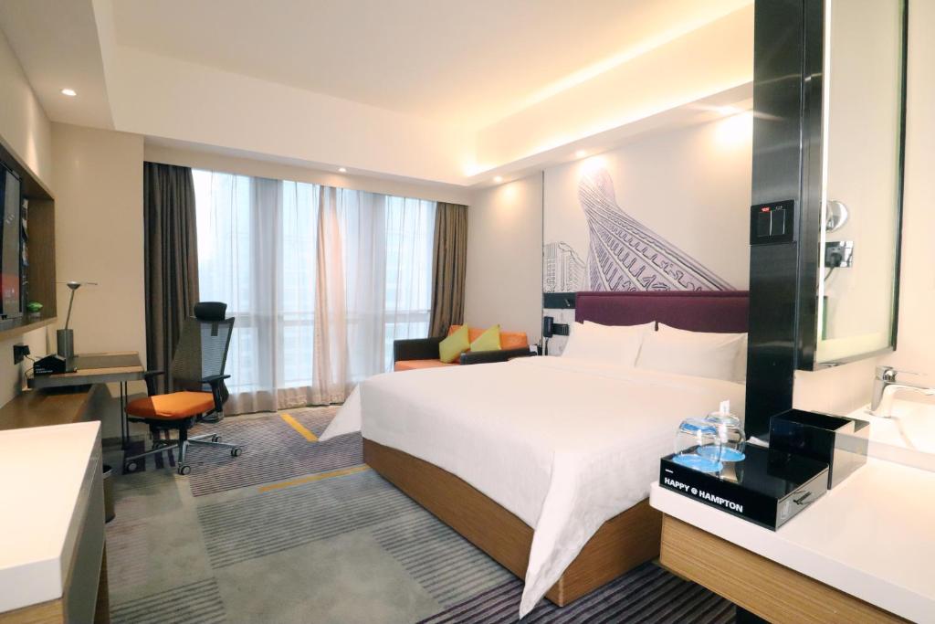 Postel nebo postele na pokoji v ubytování Hampton by Hilton Guangzhou Zhujiang New Town - Free Shuttle Bus to Canton Fair