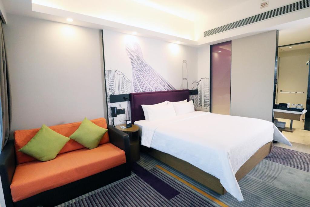Postel nebo postele na pokoji v ubytování Hampton by Hilton Guangzhou Zhujiang New Town - Free Shuttle Bus to Canton Fair