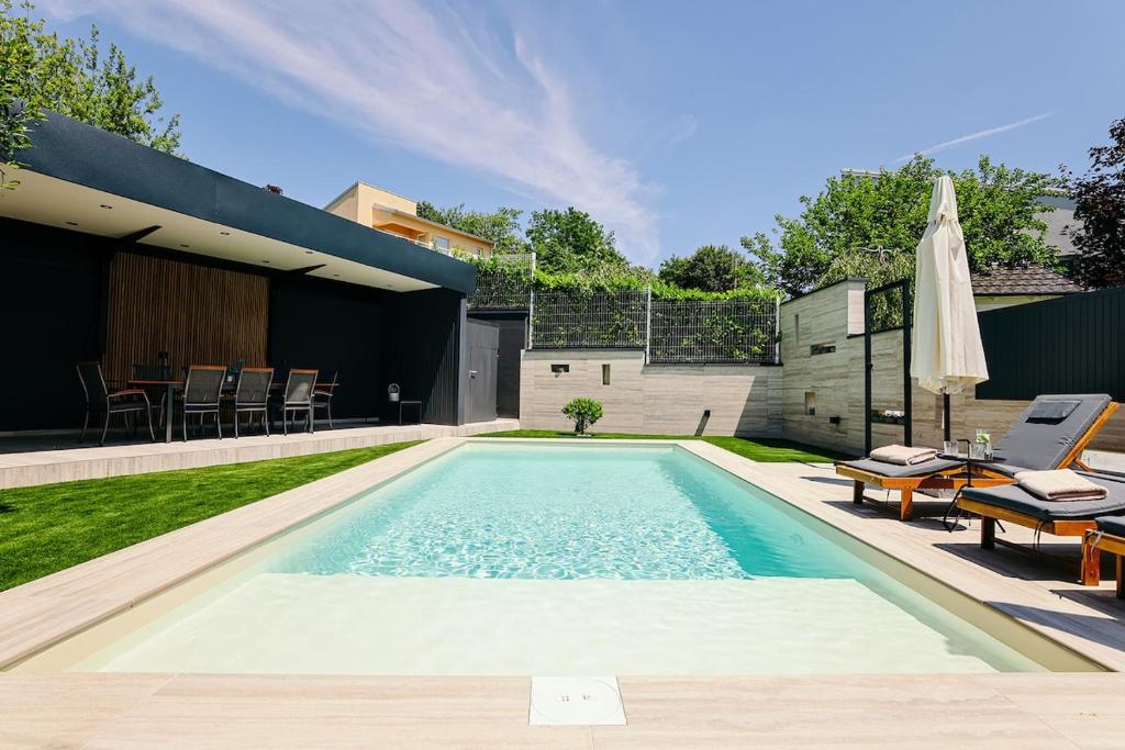 Piscina de la sau aproape de Villa Luka