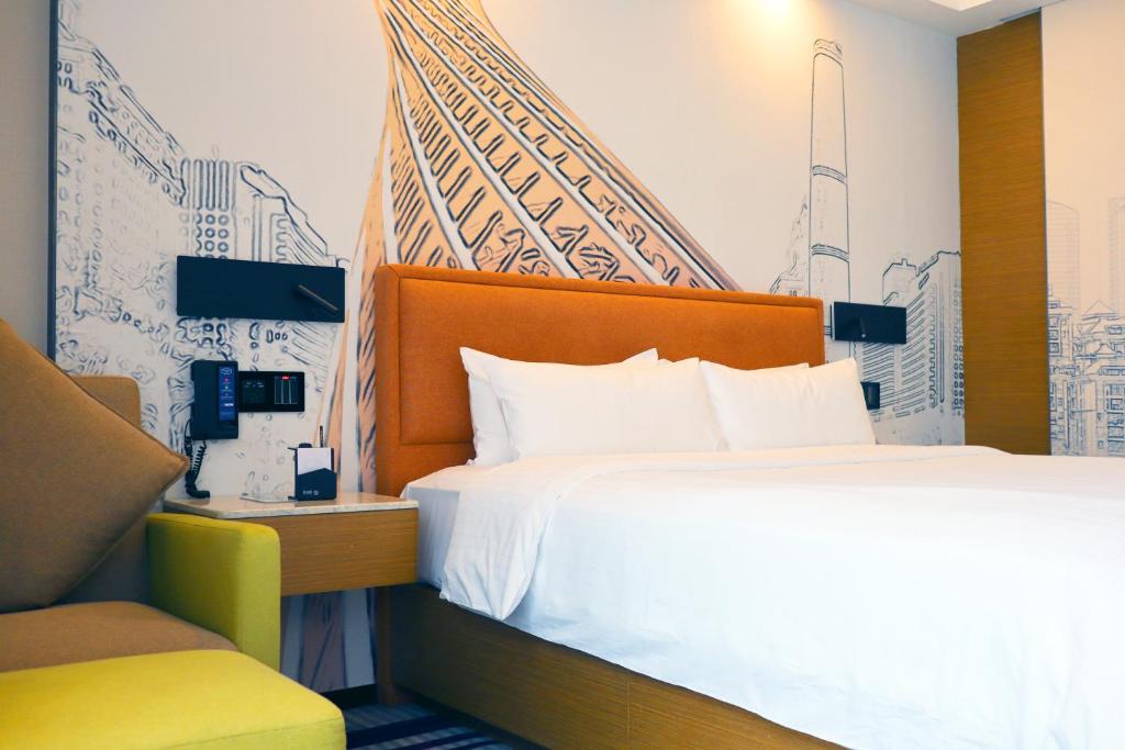 Postel nebo postele na pokoji v ubytování Hampton by Hilton Guangzhou Zhujiang New Town - Free Shuttle Bus to Canton Fair