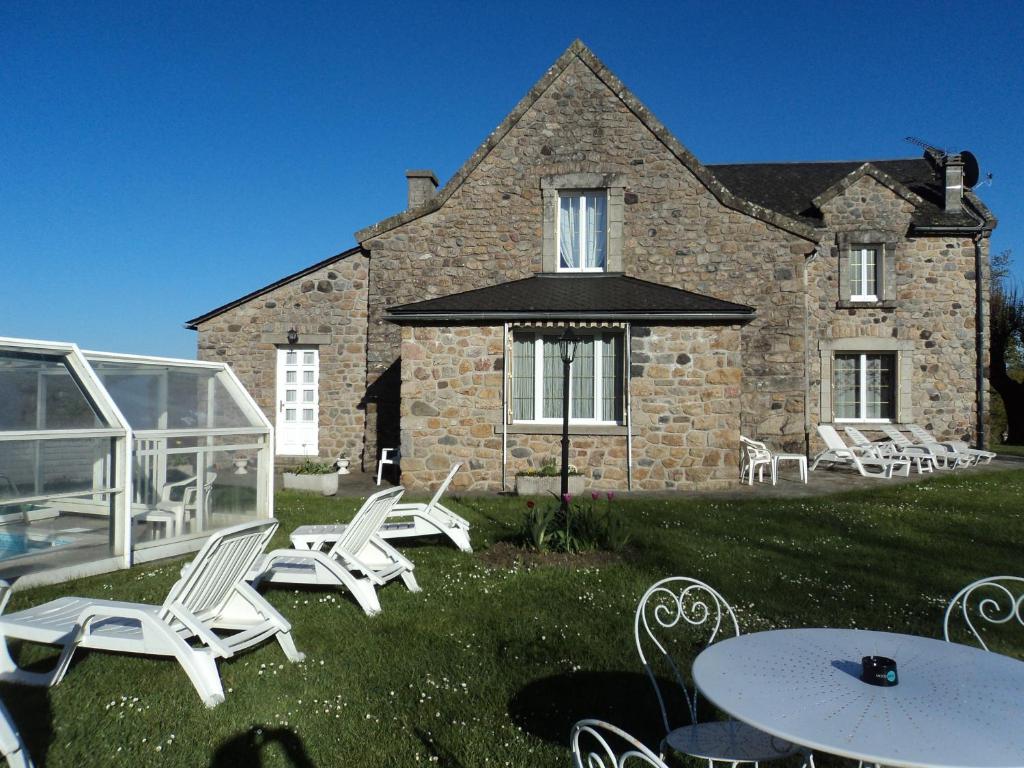 a group of chairs and tables in front of a building at ferme de séjour verchalles in Verchales-Soutro