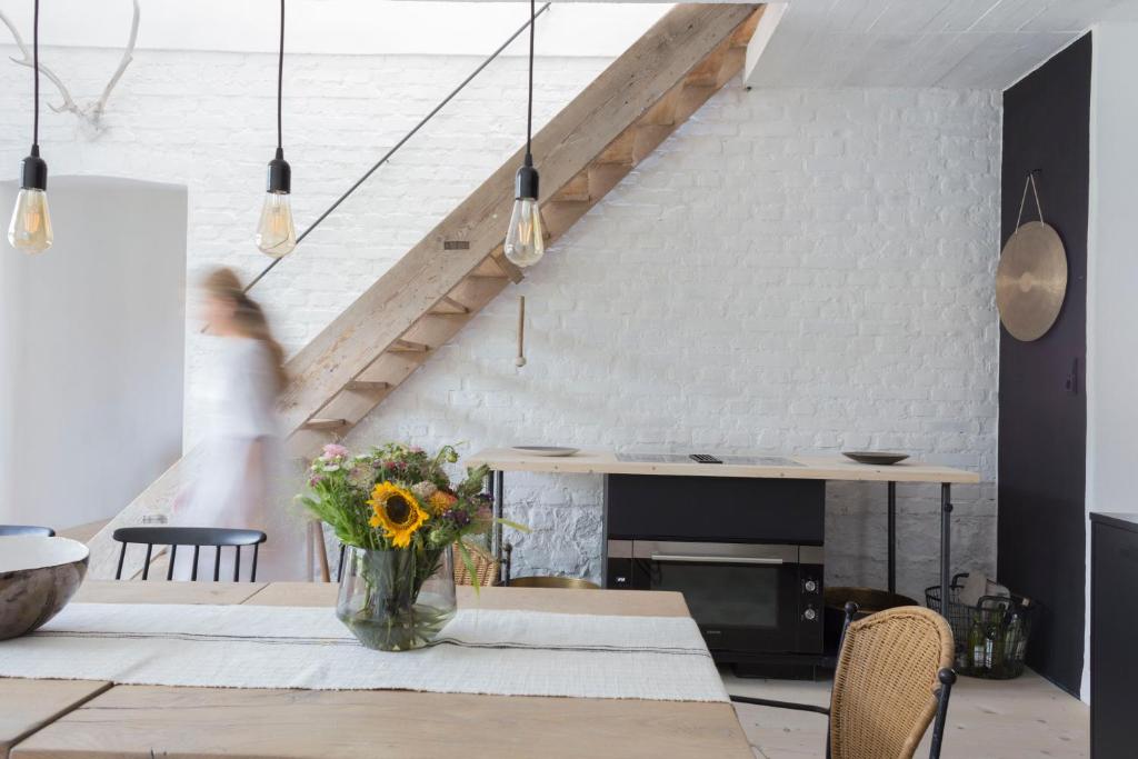 グラッサウにあるWASCHHAUS - Ferienhaus in Grassau im Chiemgauの花瓶付きのテーブルのあるリビングルーム