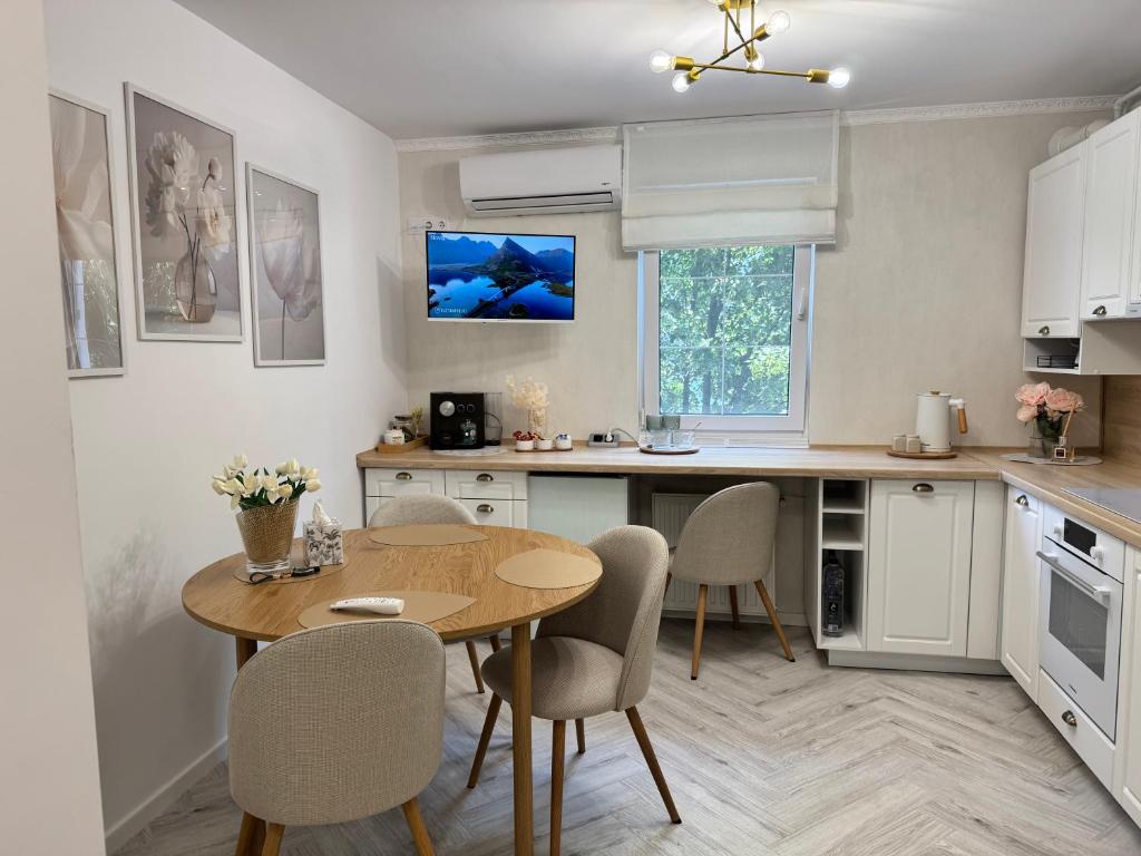 eine Küche mit Tisch und Stühlen und ein Esszimmer in der Unterkunft Apartament Victoria in Tîrnăveni