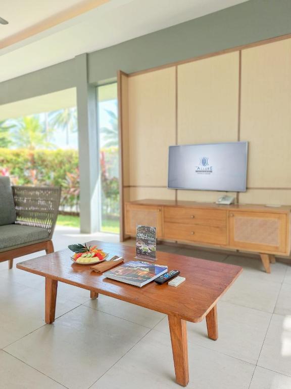 TV a/nebo společenská místnost v ubytování The Allure Villas Managed by Sahid