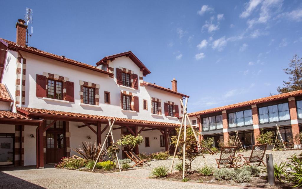 una vista exterior de un edificio con ventanas en Hotel Balea, en Guéthary