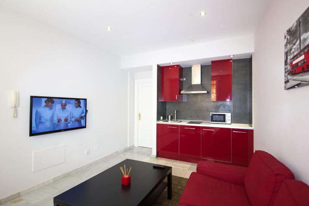 マラガにあるLivemalaga Merced Apartamentoのリビングルーム(赤いキャビネット、赤いソファ付)