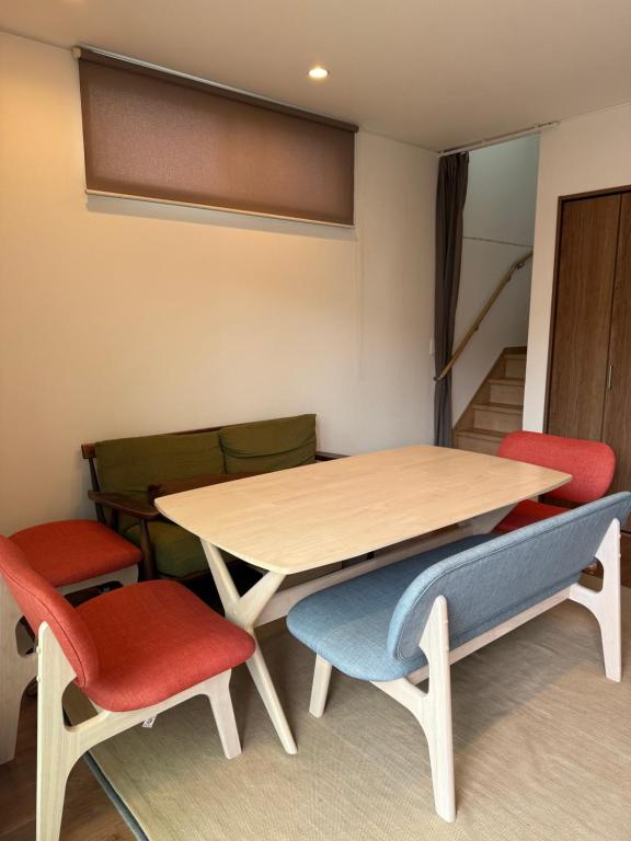 Posezení v ubytování オルちゅーばーハウス#カプセルホテル式#1人部屋#ホスト居住型民泊#Oruchuba house