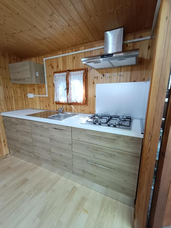 Kuchyň nebo kuchyňský kout v ubytování Parco Vacanze Makallè