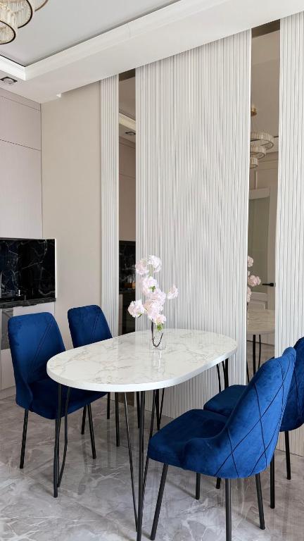 Un lugar para sentarse en Апартаменты в ЖК Landmark - Байтерек, Хан Шатыр, Абу Даби плаза