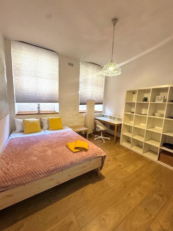 Ένα ή περισσότερα κρεβάτια σε δωμάτιο στο Lovely cozy Studio in Old Town