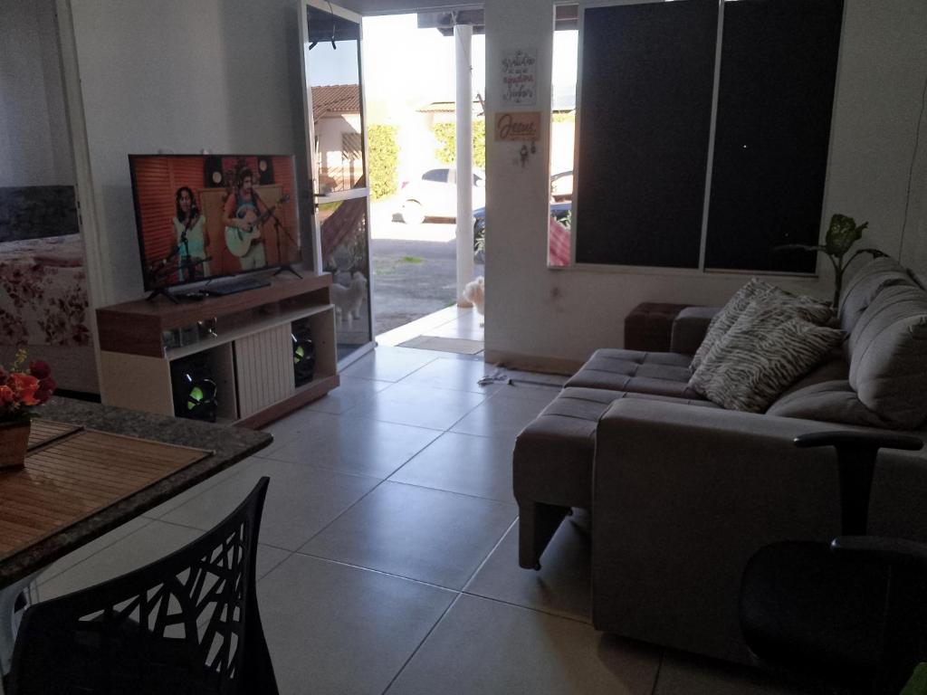 un soggiorno con un divano e una TV di Casa Aeroporto - UFAL a Maceió