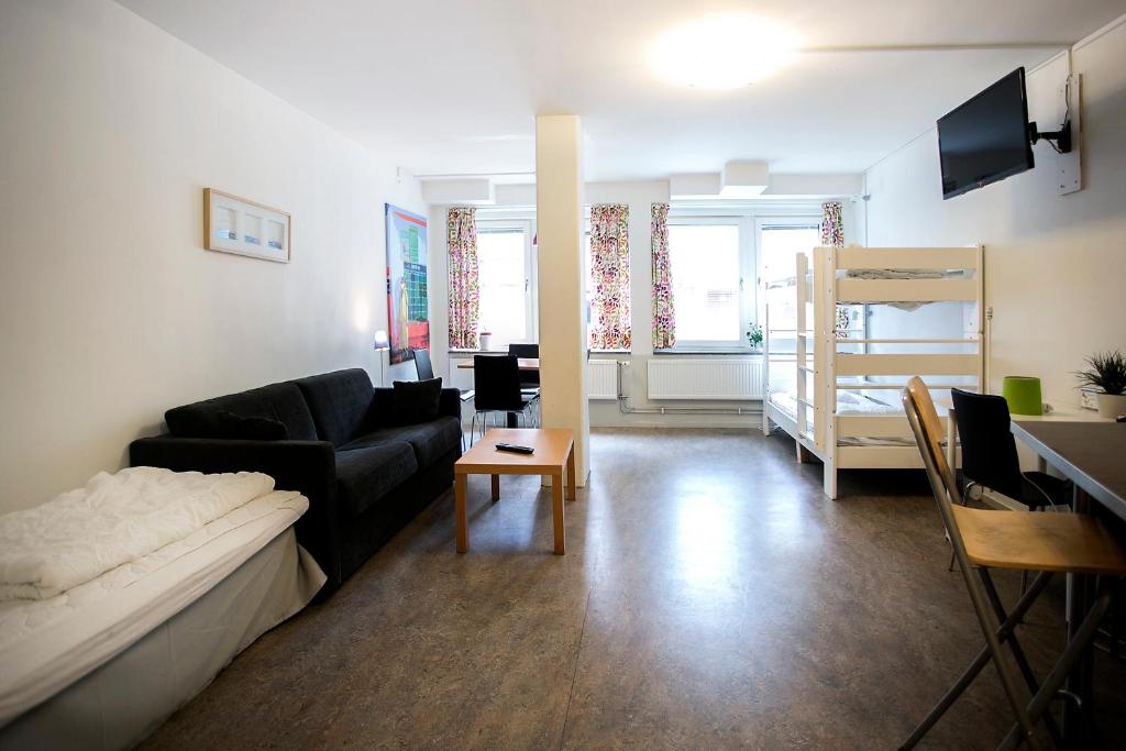 TV a/nebo společenská místnost v ubytování Slottsskogen Hotel
