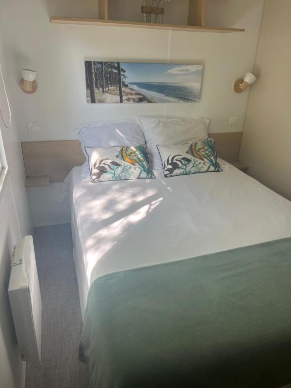 Postel nebo postele na pokoji v ubytování Lac Aureilhan et Mimizan plages, Mobil H 3 chambres, 6 personnes, climatisé
