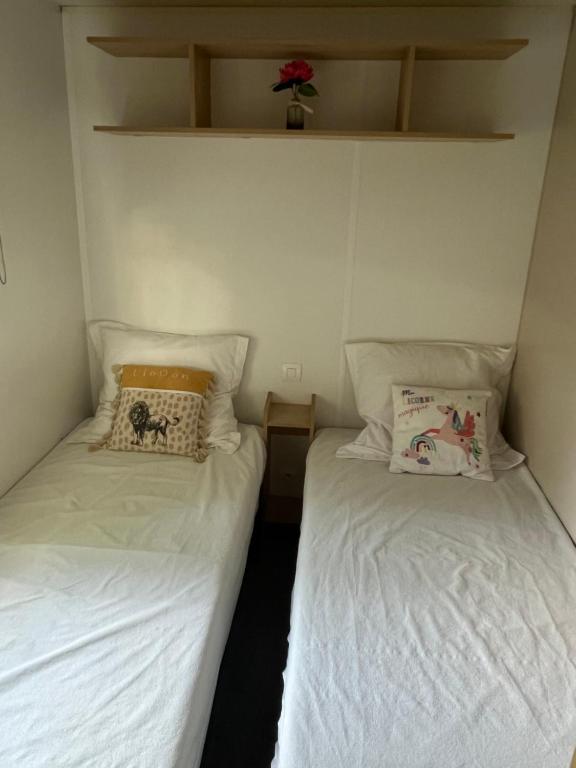 Postel nebo postele na pokoji v ubytování Lac Aureilhan et Mimizan plages, Mobil H 3 chambres, 6 personnes, climatisé