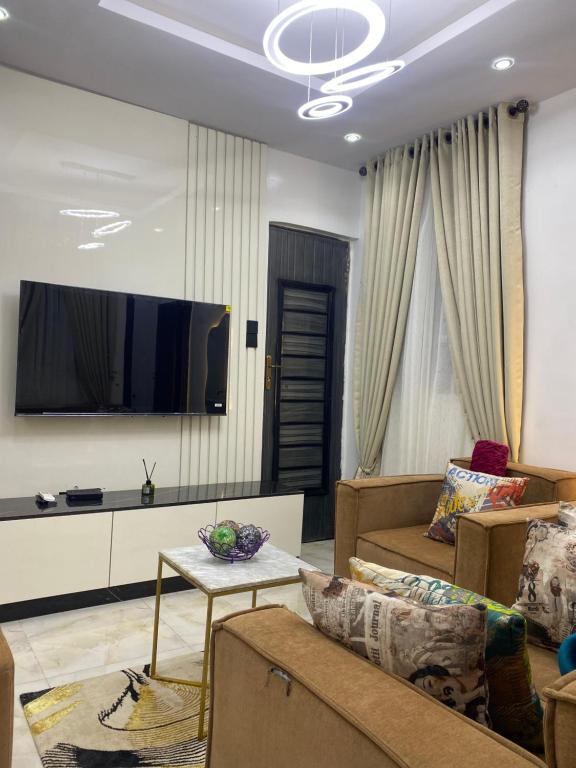 TV a/nebo společenská místnost v ubytování Smart 1 bedroom apartment Yaba
