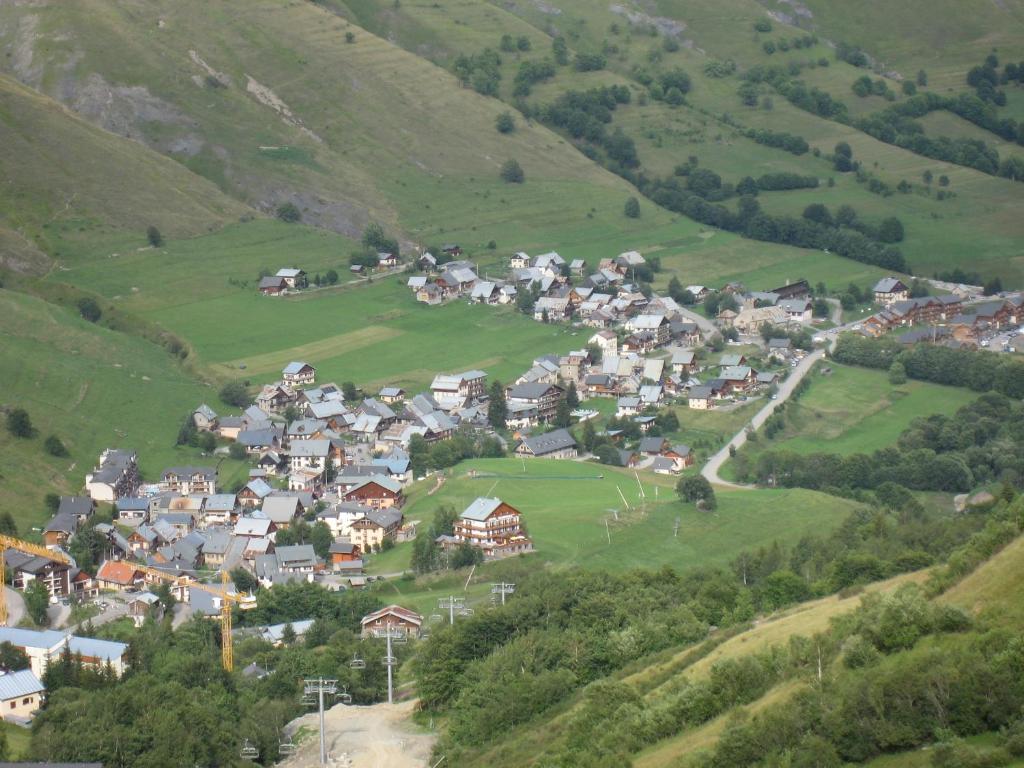 un petit village dans une vallée avec des collines verdoyantes dans l'établissement Le Chalet des Séraphins, à Saint-Sorlin-dʼArves
