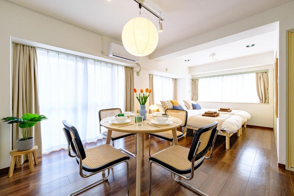 une salle à manger et un salon avec une table et des chaises dans l'établissement パレグレイス - Palaisgrace Shibuya, à Tokyo
