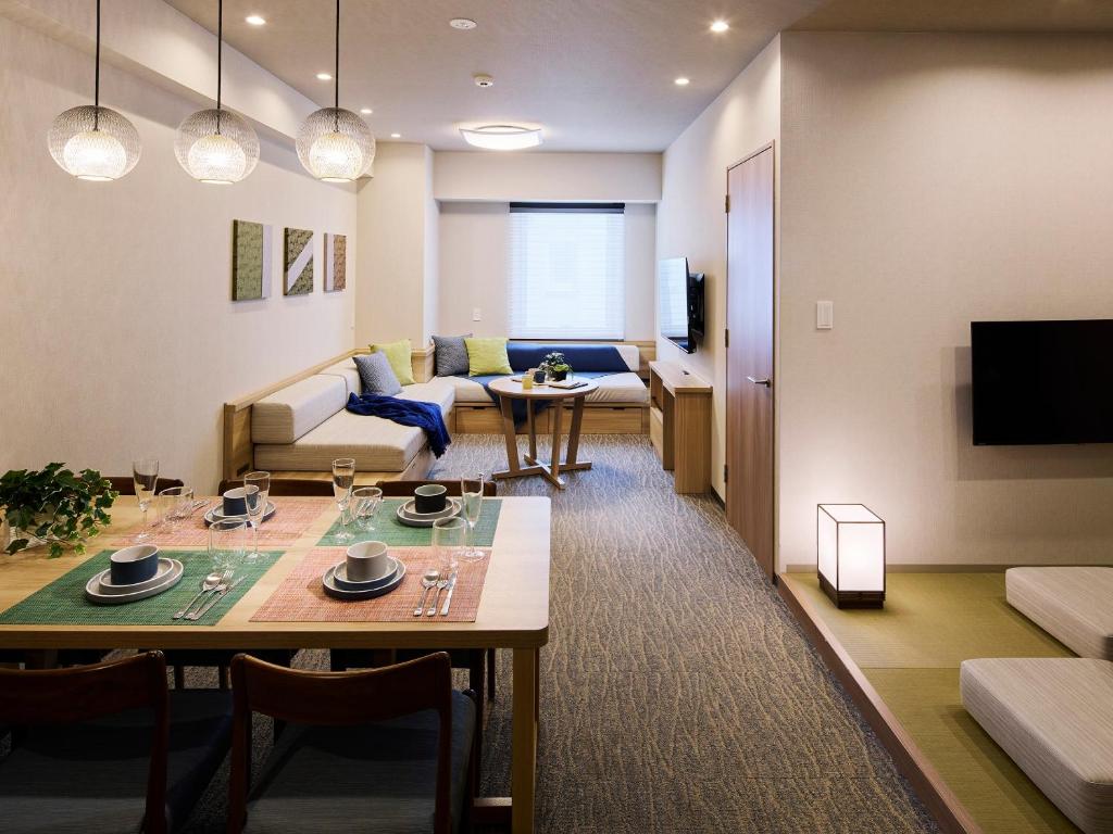 una sala de estar con una mesa y un sofá en Minn Ueno Shin-Okachimachi, en Tokio