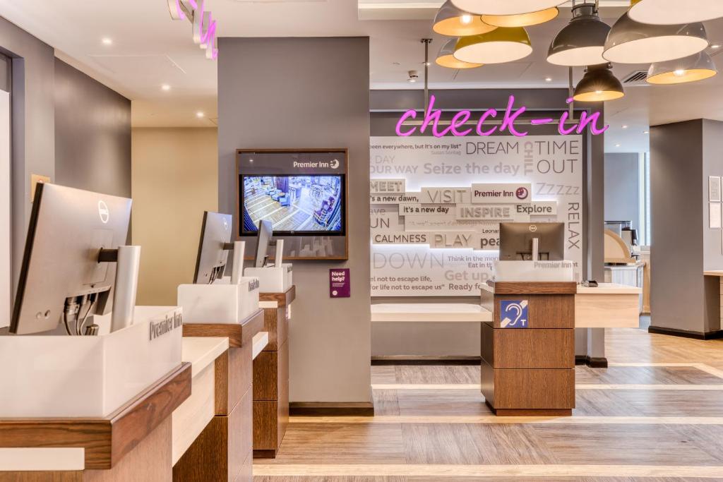 Premier Inn Dublin City North Docklands - Resim 5