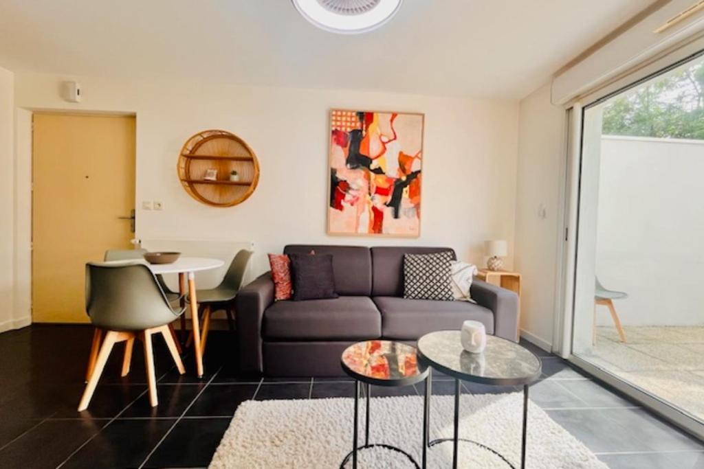 un salon avec un canapé et une table dans l'établissement T2 with terrace near Les Minimes, à La Rochelle
