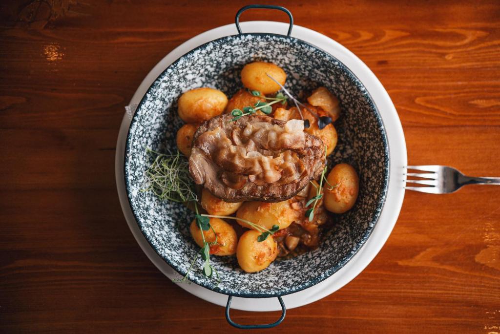 Jedlo v ubytovaní bed & breakfast alebo blízkom okolí