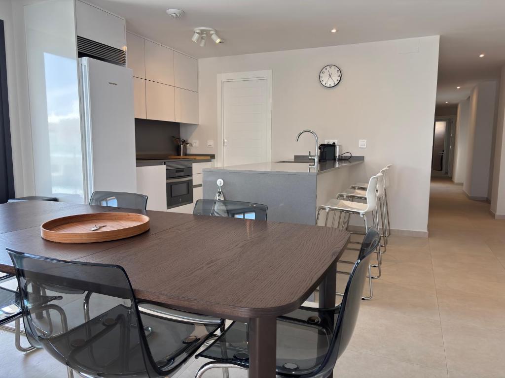 Kuchnia lub aneks kuchenny w obiekcie Penthouse with wide terrace next to the ocean