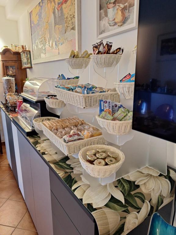 bufet z koszami z jedzeniem na ladzie w obiekcie Casa Paola nel Chianti w mieście Castelnuovo Berardenga