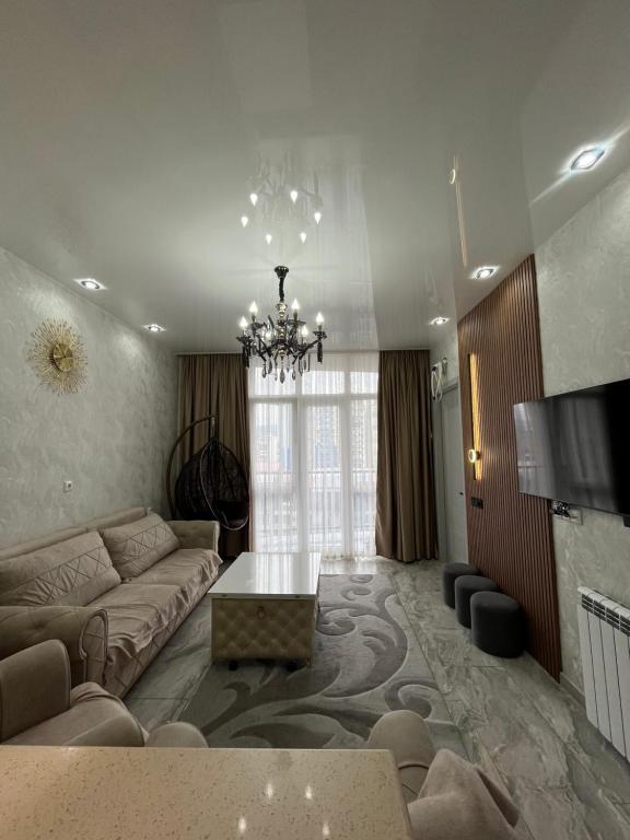 ItʼkhvisiDS & Sea Suites Batumi的客厅里有一张沙发和一张桌子。