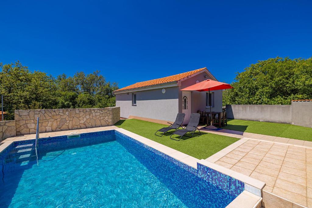 LinardićiにあるHoliday Home Boroの家の前のプール