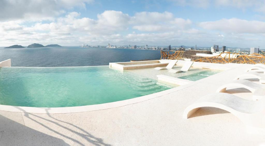 マサトランにあるSunset Mazatlán • Rooftop Pool Breathtaking Viewの水辺の景色が見えるプール