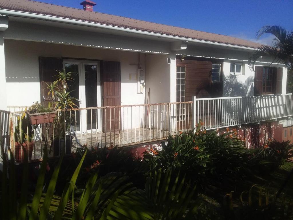 Casa blanca con balcón con plantas en Oiseaux du Paradis, en Le Tampon