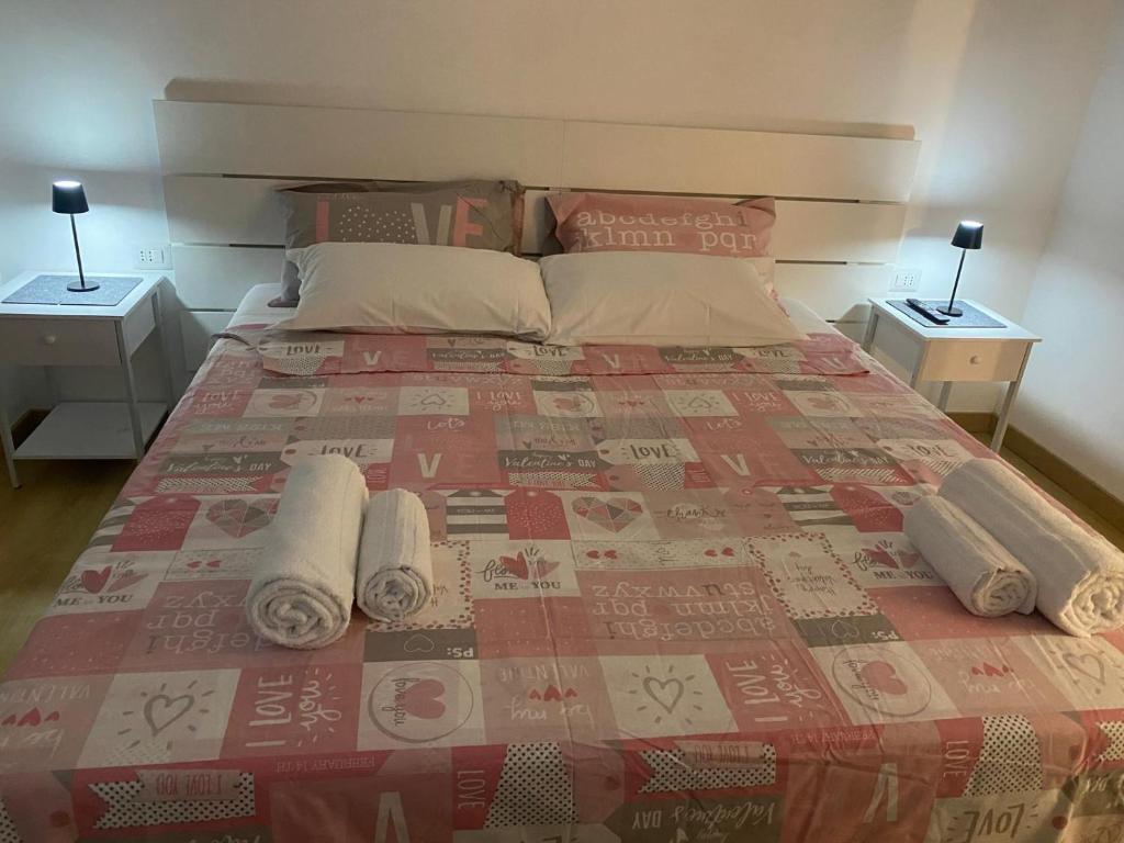 Un dormitorio con una cama con una colcha roja y tostada. en Veyana House, en Verona