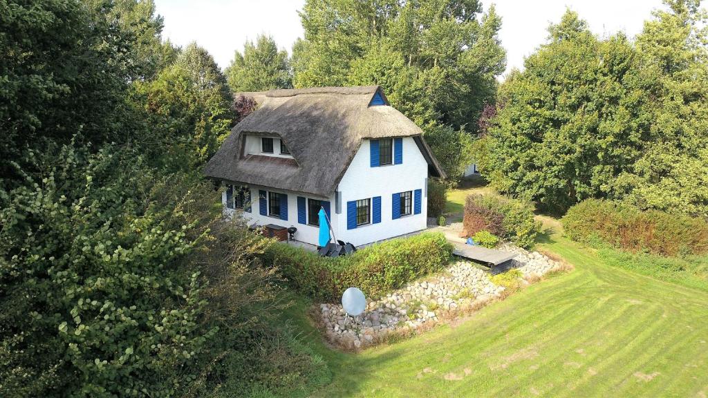an aerial view of a white house with a roof at Haus Zauberblau in Poseritz