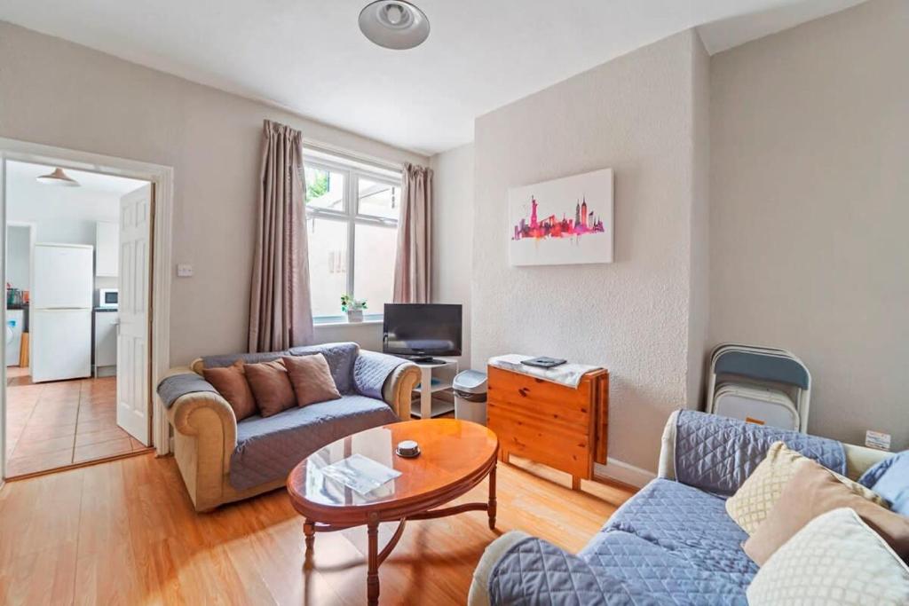 TV a/nebo společenská místnost v ubytování Convenient 4 Bed Homely Retreat in Wolverhampton