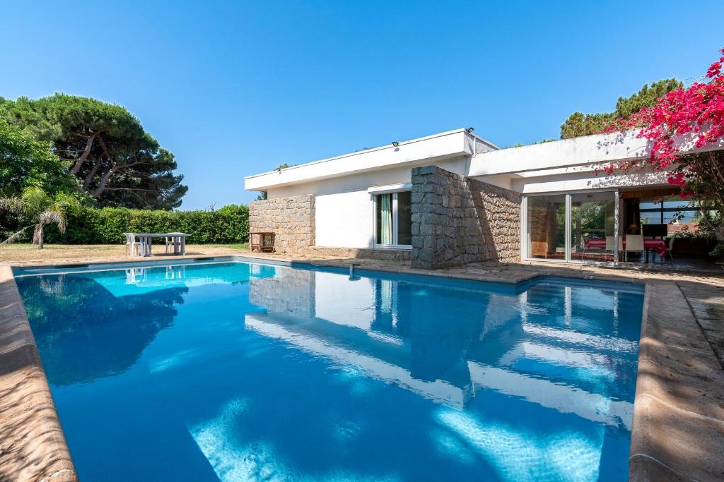 una piscina davanti a una casa di Parad'Isula - Avec piscine à Porticcio a Grosseto-Prugna