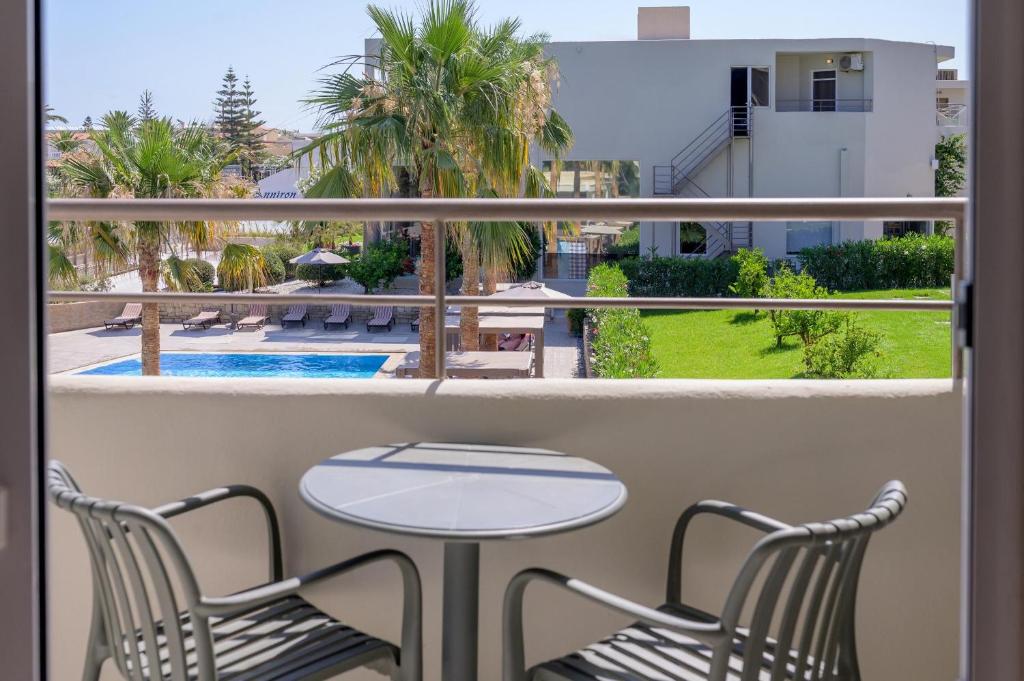 Bazén v ubytování Zeus Hotels Ydoria Resort nebo v jeho okolí