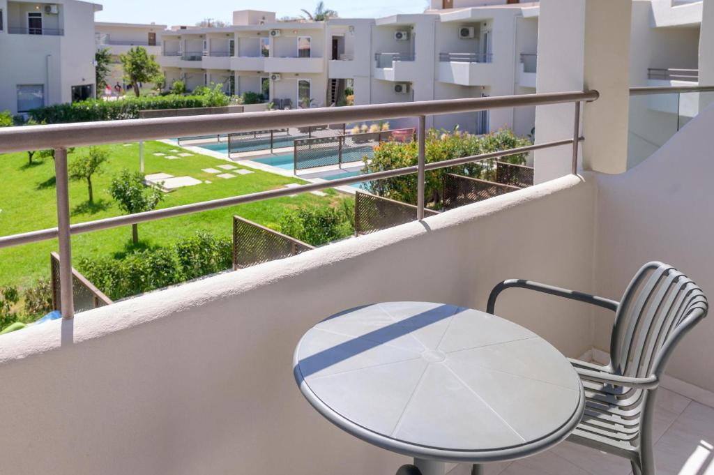 Bazén v ubytování Zeus Hotels Ydoria Resort nebo v jeho okolí