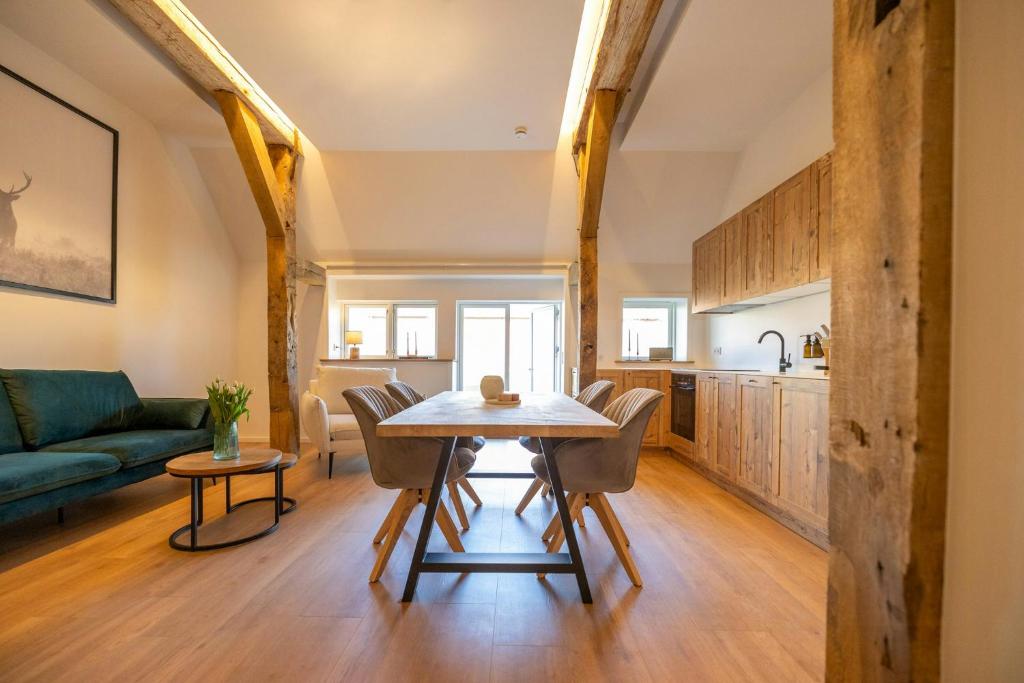 Nhà bếp/bếp nhỏ tại Relax In A Thatched Barn With A Sauna