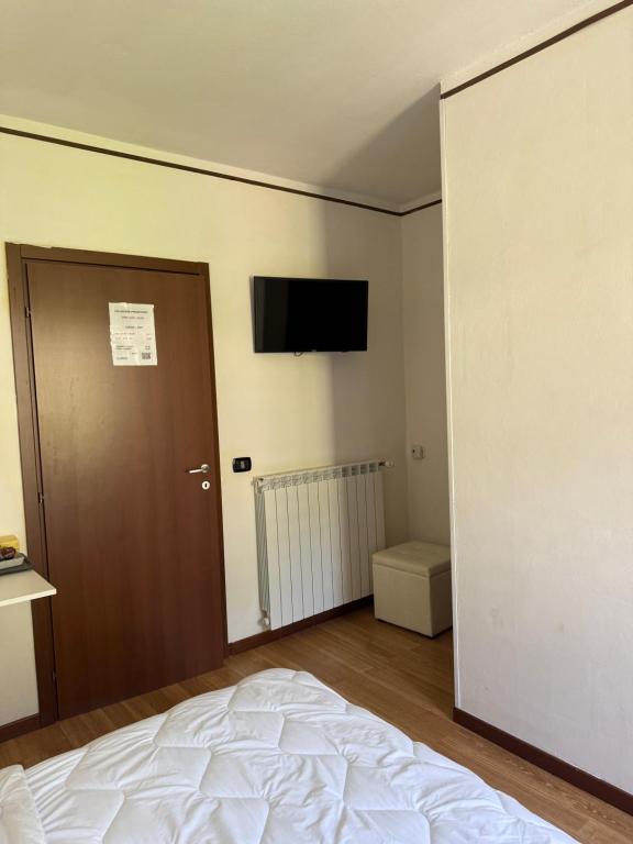 TV a/nebo společenská místnost v ubytování Albergo al lago