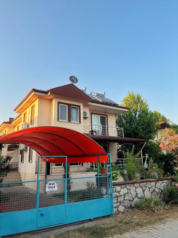 KoycegizにあるJess Villa Köyceğizの赤傘を前に置いた家