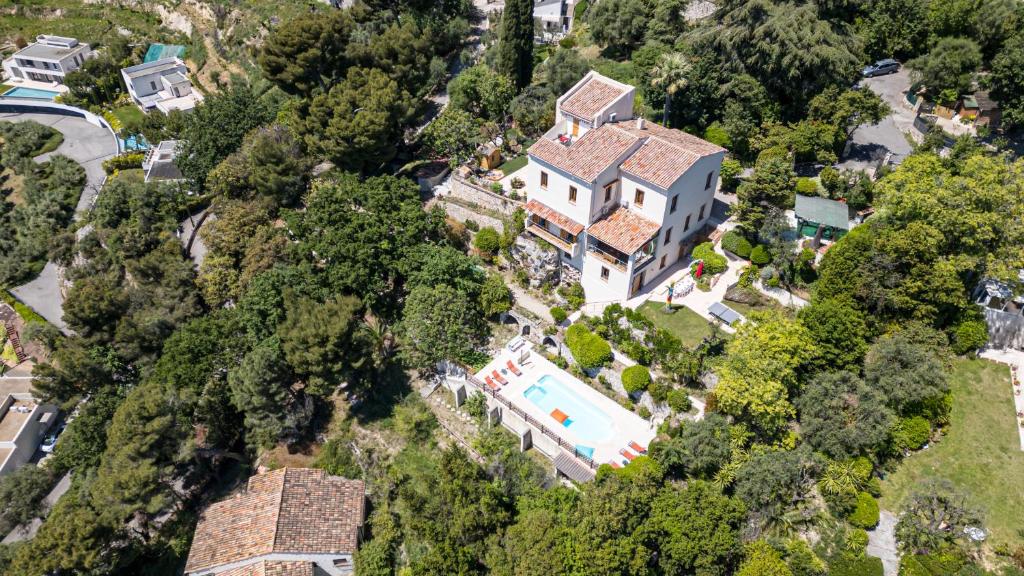 une vue aérienne d'une maison avec piscine dans l'établissement VILLA MONTE CRISTO - Villa conviviale a Nice - Superbe vue, piscine et jeux en plein air, à Nice