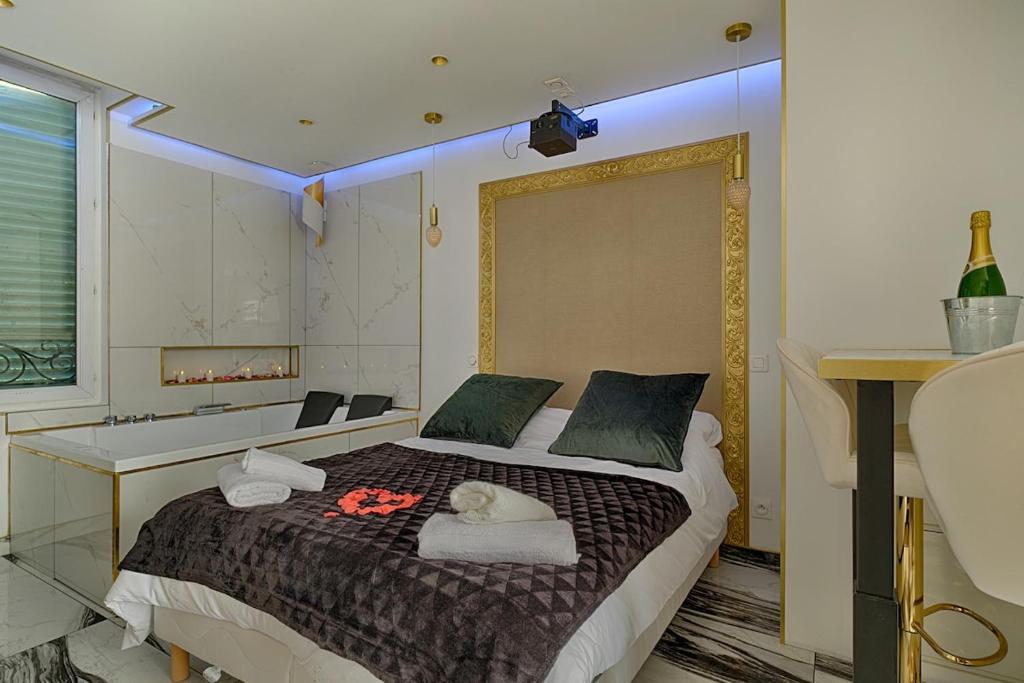 Postel nebo postele na pokoji v ubytování Le Royal Jacuzzi