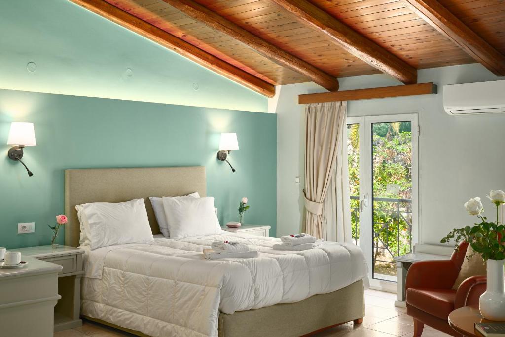 Postel nebo postele na pokoji v ubytování Parnassos Delphi Hotel