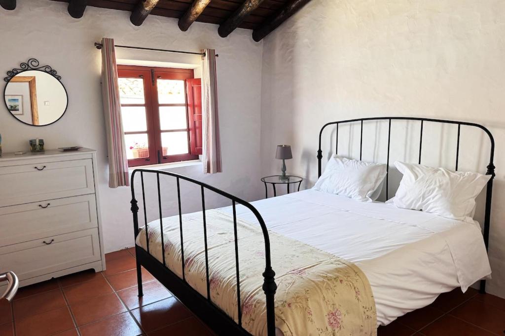 En eller flere senge i et værelse på Casa Oliveira - Casas da Amieira