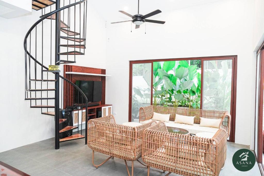 Χώρος καθιστικού στο Modern Tropical 2BR Villa Pool Retreat in Amadeo