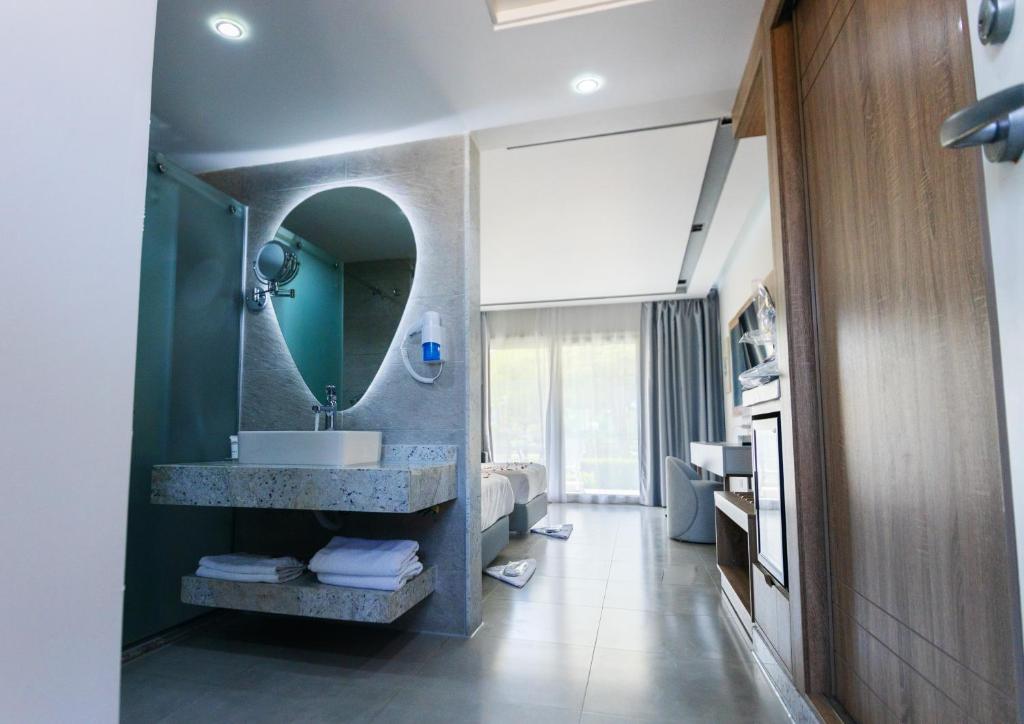 Titanic Beach - Families and Couples only - 15